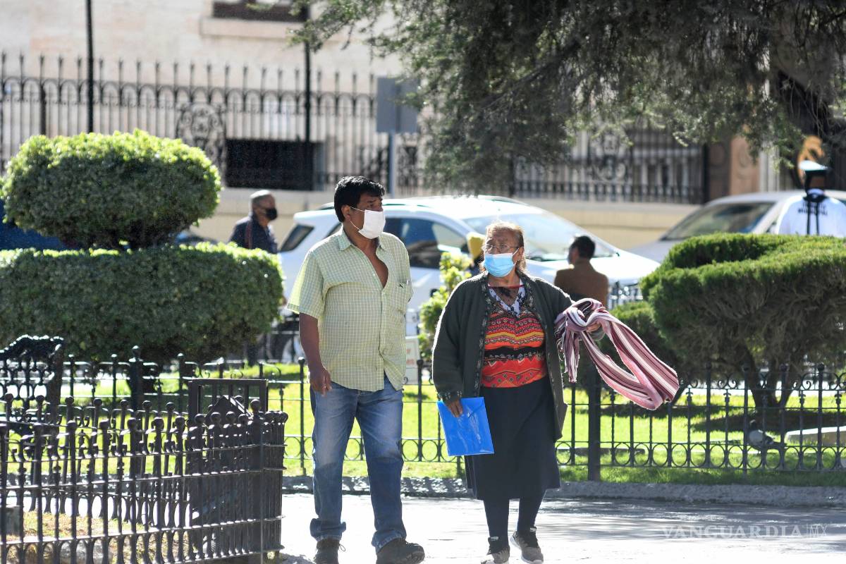 Dan esperanza cubrebocas y vacunas para reducir muertes