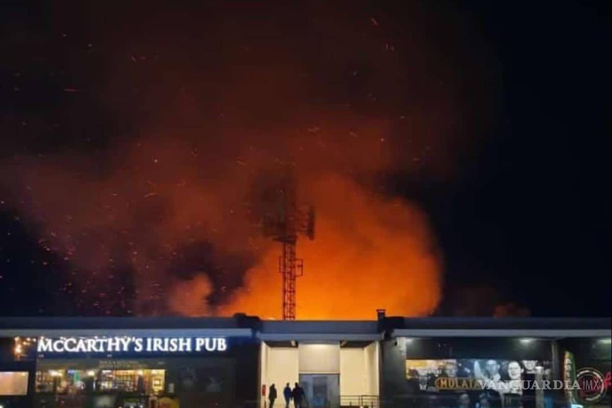 Incendio de maleza alarma a vecinos de la colonia Kiosco, al norte de Saltillo