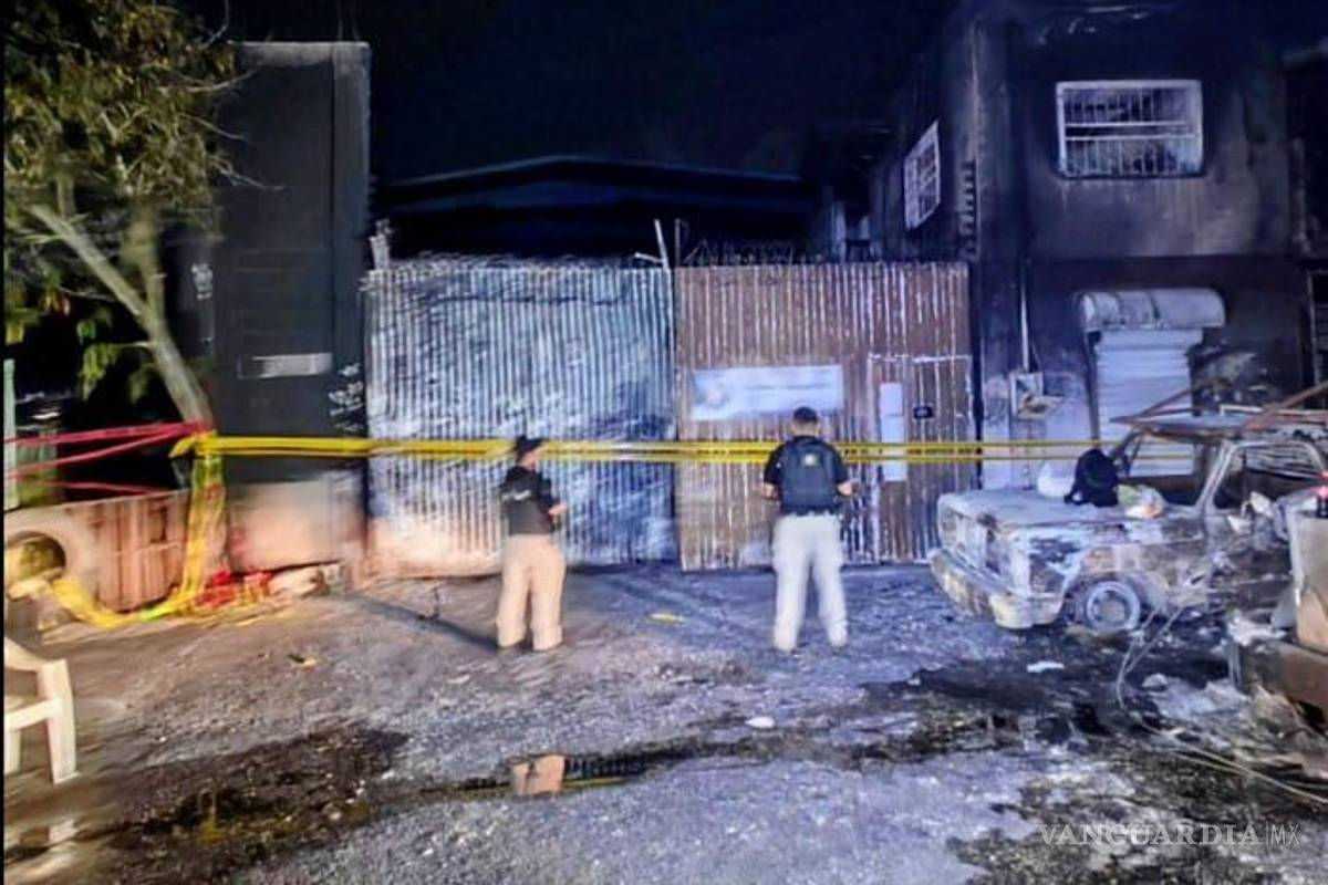 Fiscalía catea taller, tras incendio que calcinó más de 20 autos y dejó tres heridos, en Nuevo León