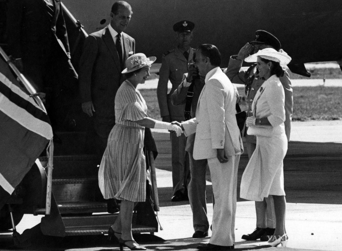 $!El expresidente de México Miguel de la Madrid recibe a la reina Isabel II y al príncipe Felipe en 1983.