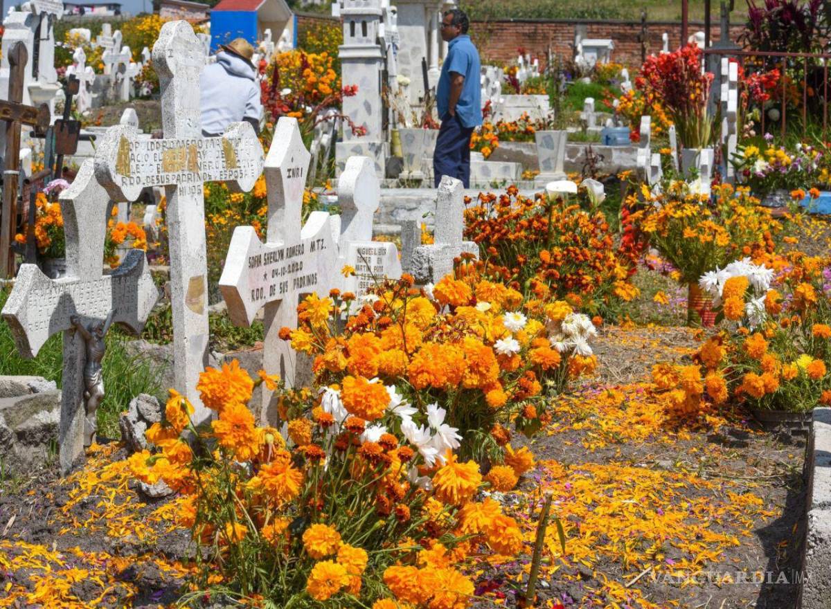 $!Es común que el Día de Muertos en los panteones se prendan veladoras, pongan música e incluso realicen comidas para festejar con ellos.