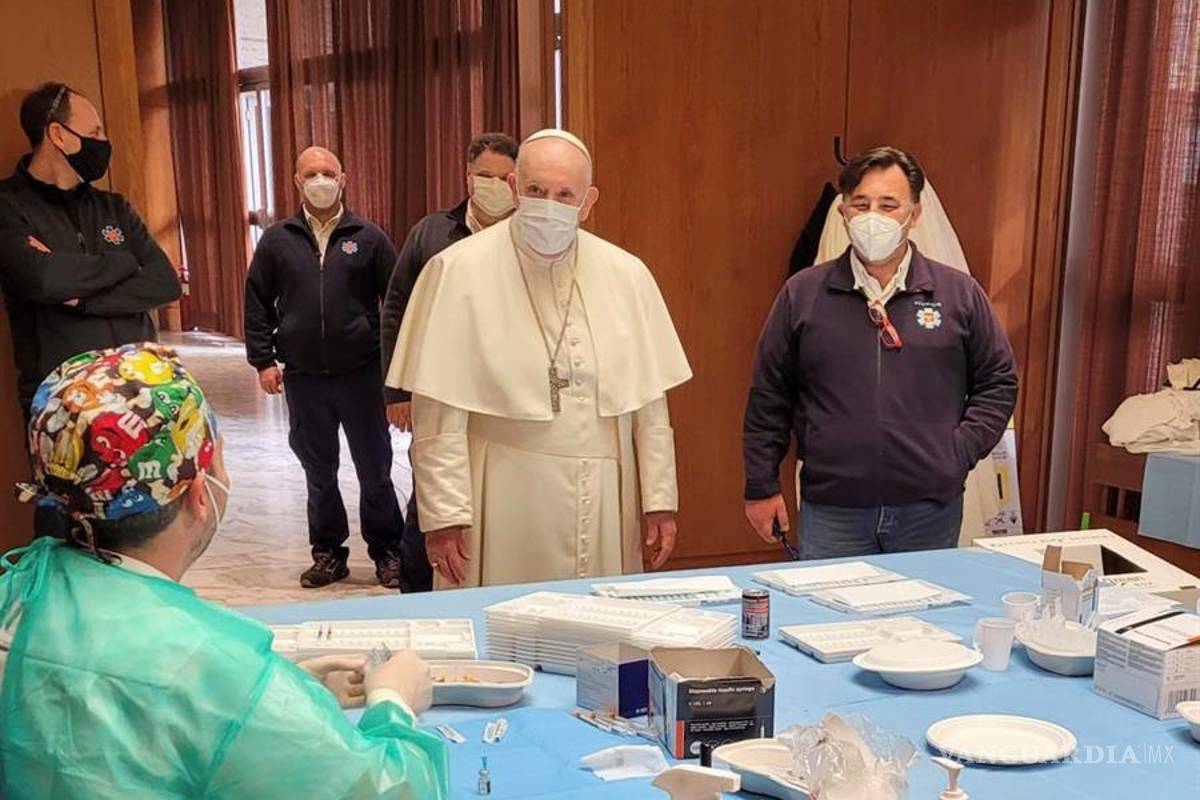 Visita el papa Francisco a las personas sin hogar que están siendo vacunadas en el Vaticano
