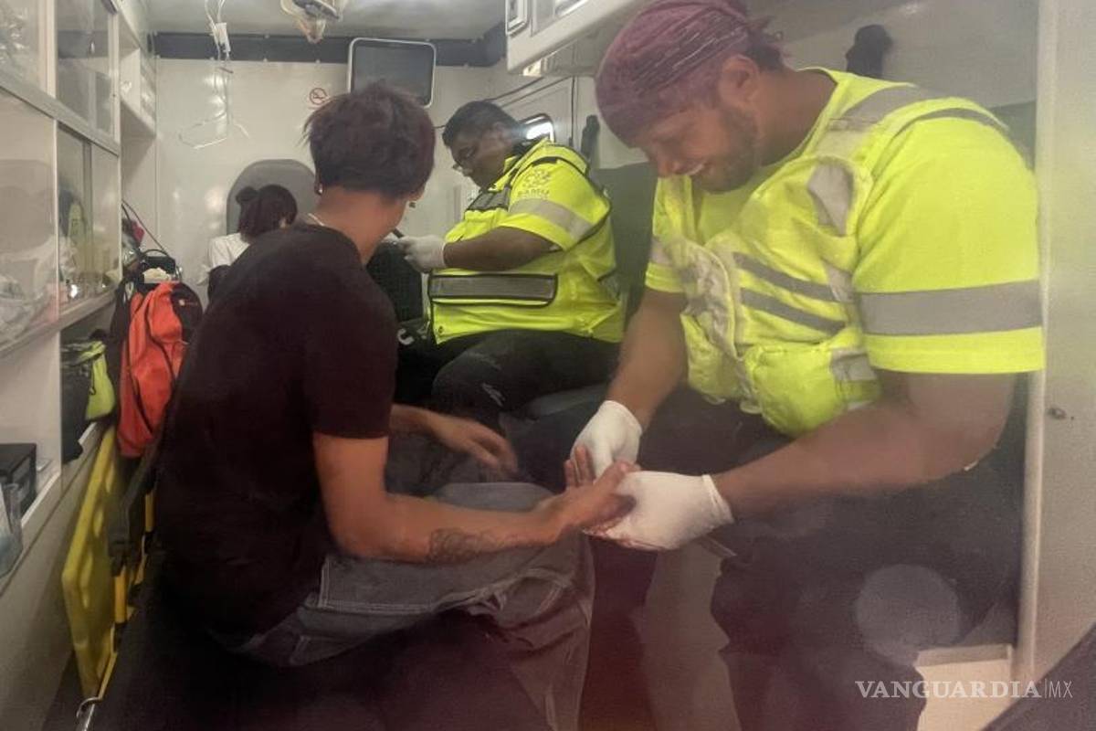 $!El joven herido, Simón, fue atendido por paramédicos luego de ser alcanzado por una bala en la mano derecha.