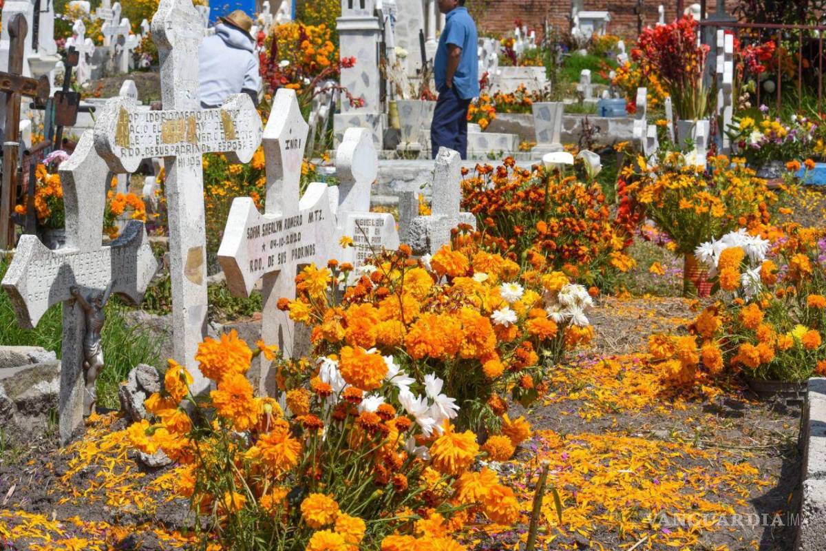 $!Es común que el Día de Muertos en los panteones se prendan veladoras, pongan música e incluso realicen comidas para festejar con ellos.