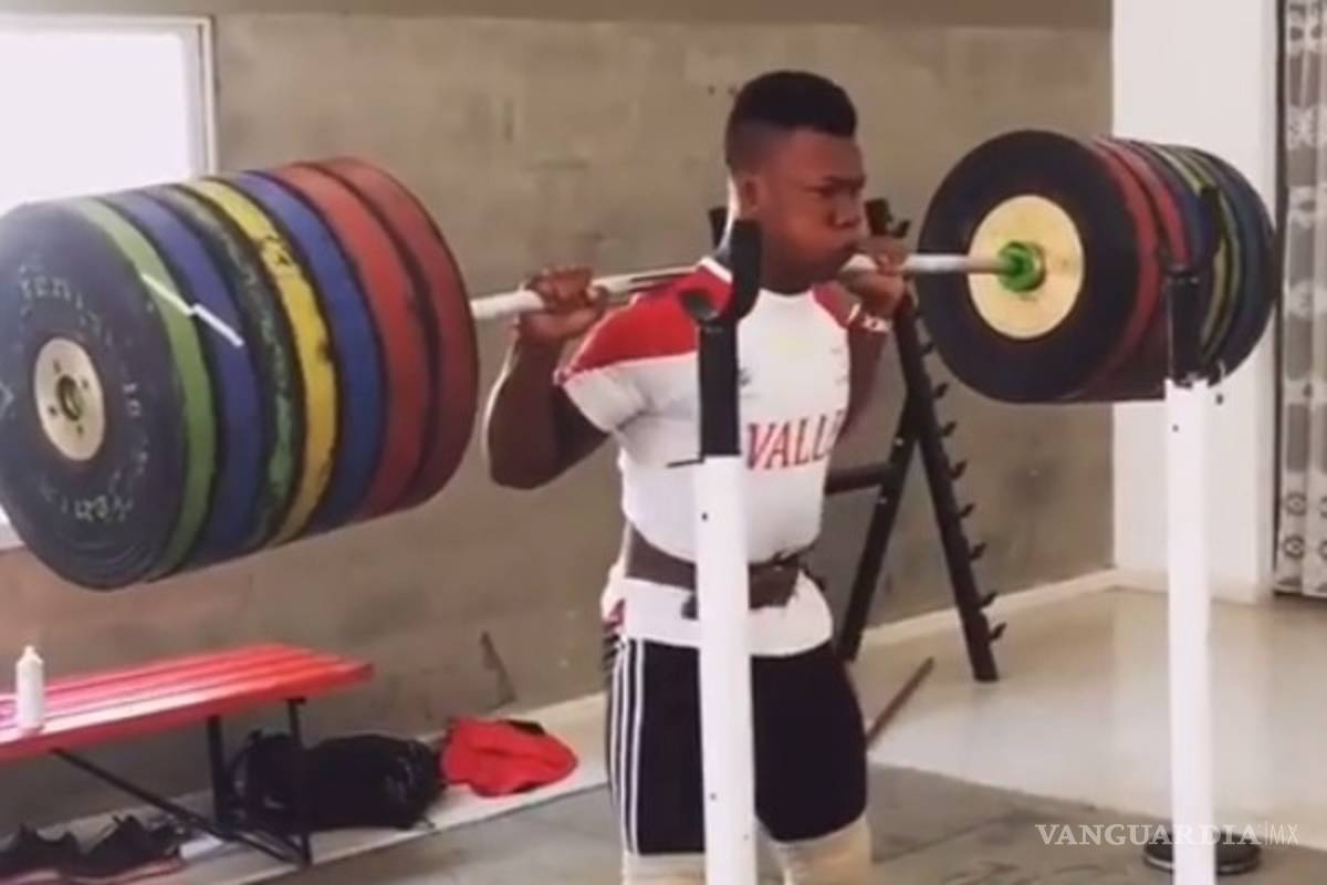 'Goku' de carne y hueso hace sentadillas con casi 300 kilos de peso