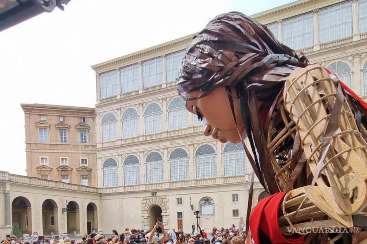 Amal, una marioneta gigante y símbolo de esperanza para los migrantes, llega al Vaticano