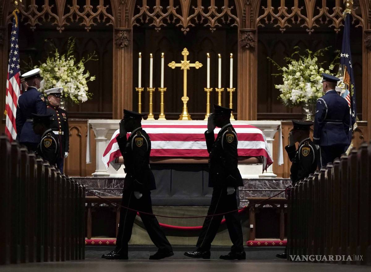 $!El expresidente George W. Bush rompe en llanto al despedir a su padre