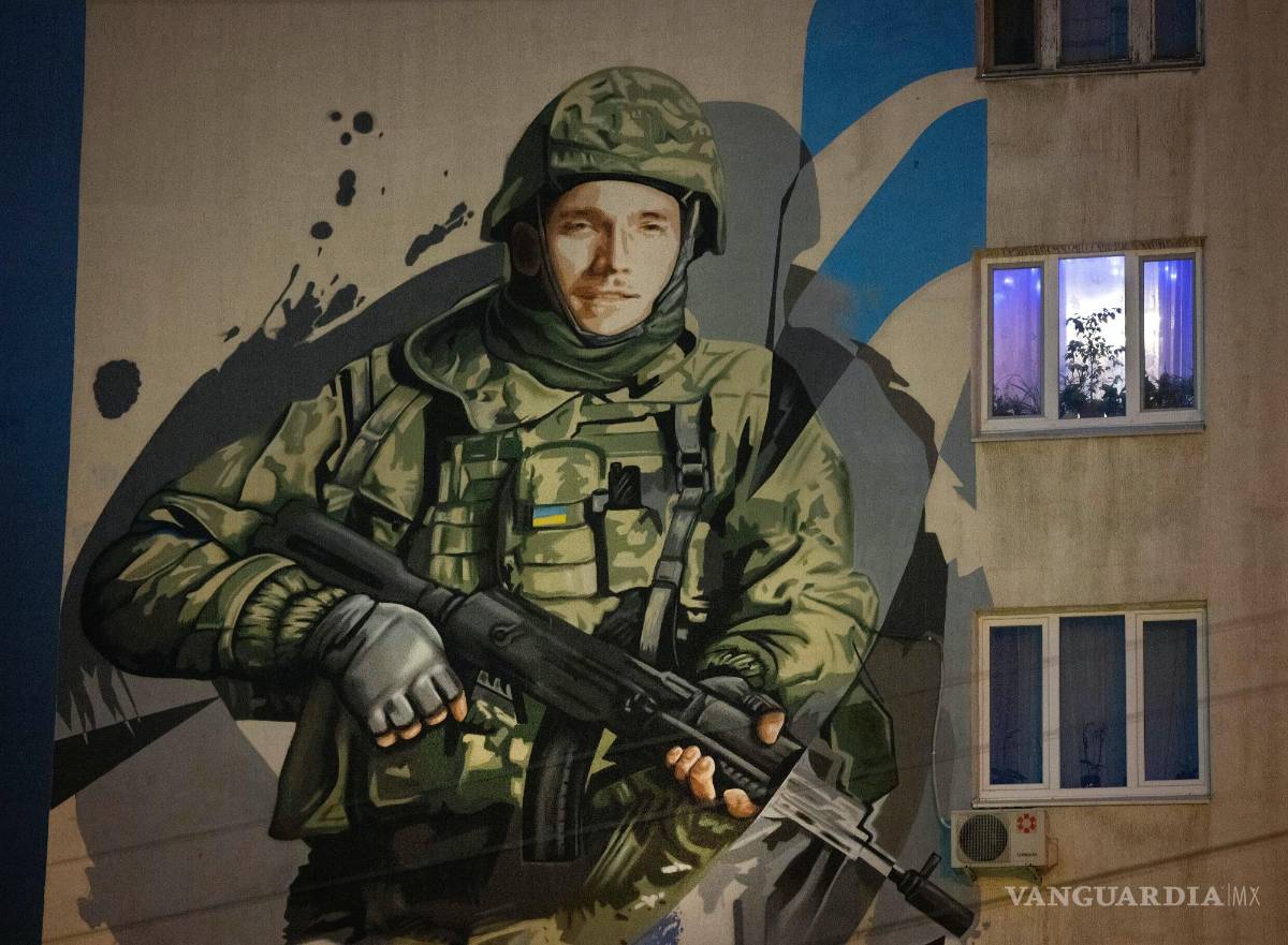 $!Un mural muestra a Andriy Ogorodnik, un soldado de 23 años del Batallón de Azov, en un edificio de apartamentos en Kiev, Ucrania, el 2 de febrero de 2024.