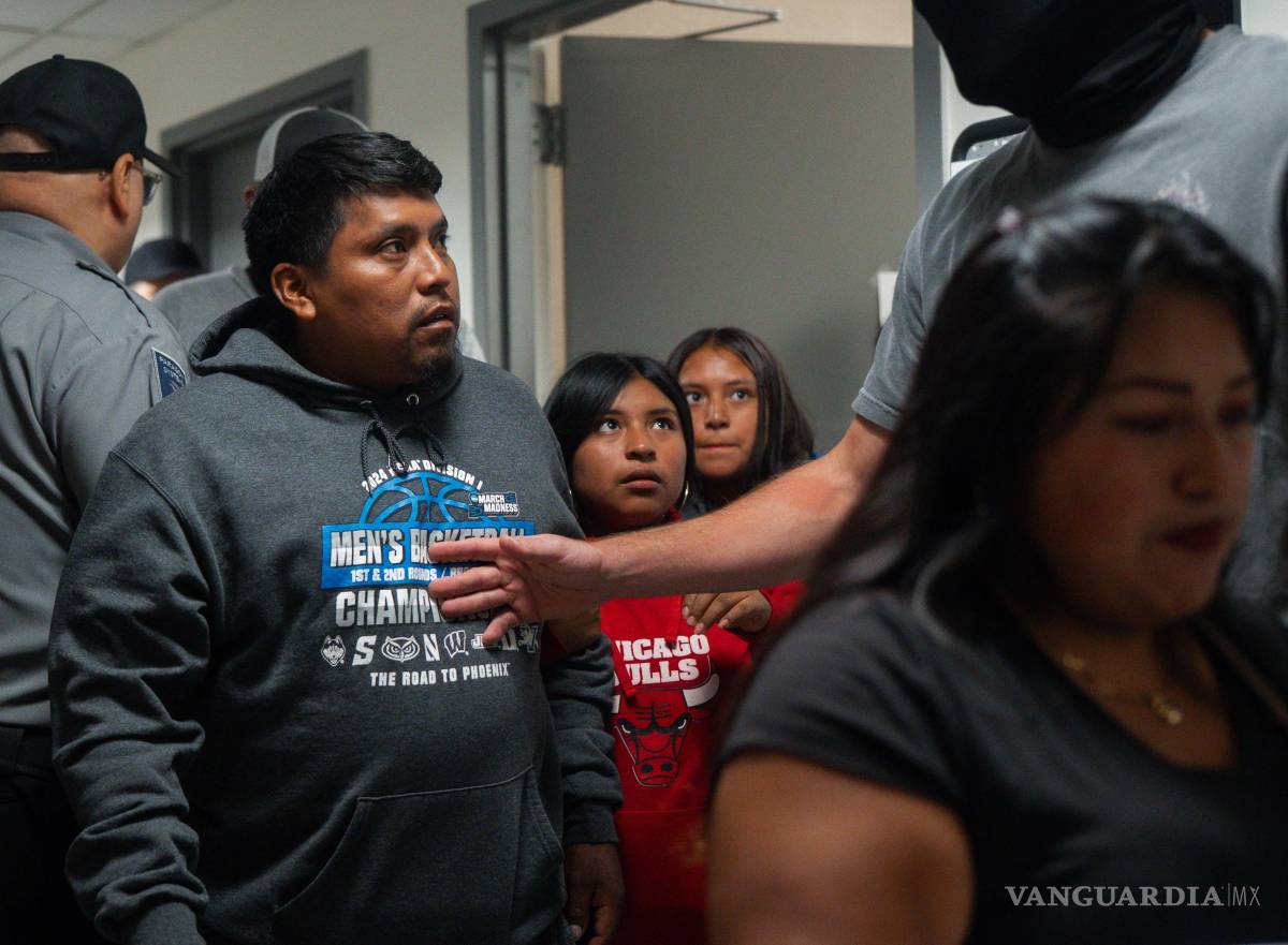 $!Luis, un solicitante de asilo de Ecuador y padre de tres hijos, es detenido por agentes federales al salir de una sala de audiencias de inmigración.