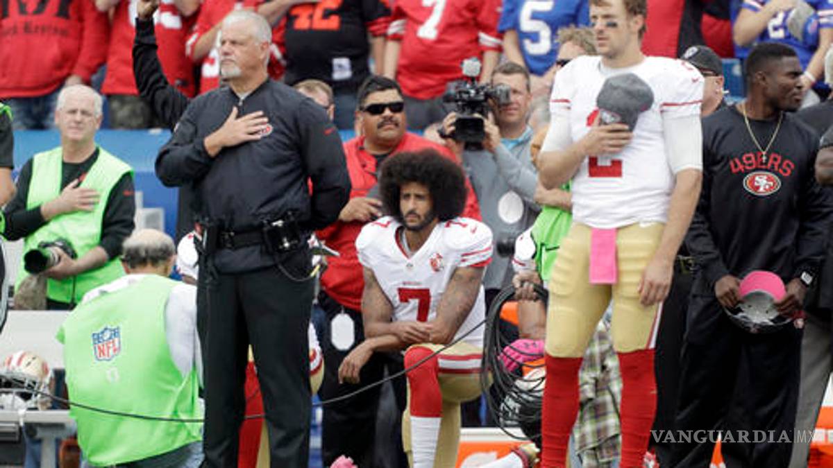 Aumenta la 'bola de nieve' contra Kaepernick por protesta
