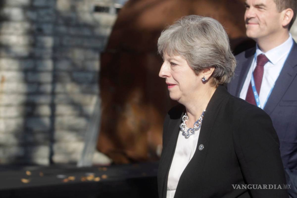 Intentan derrocar a Theresa May en Londres