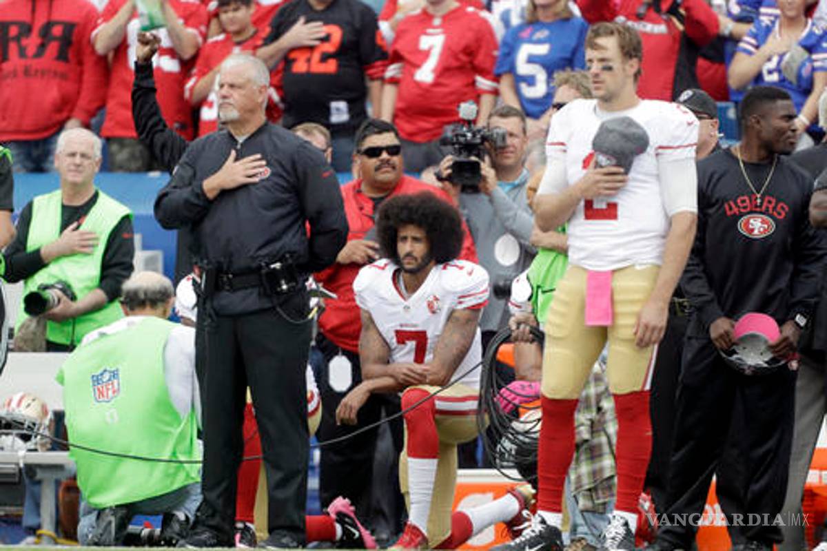Aumenta la 'bola de nieve' contra Kaepernick por protesta