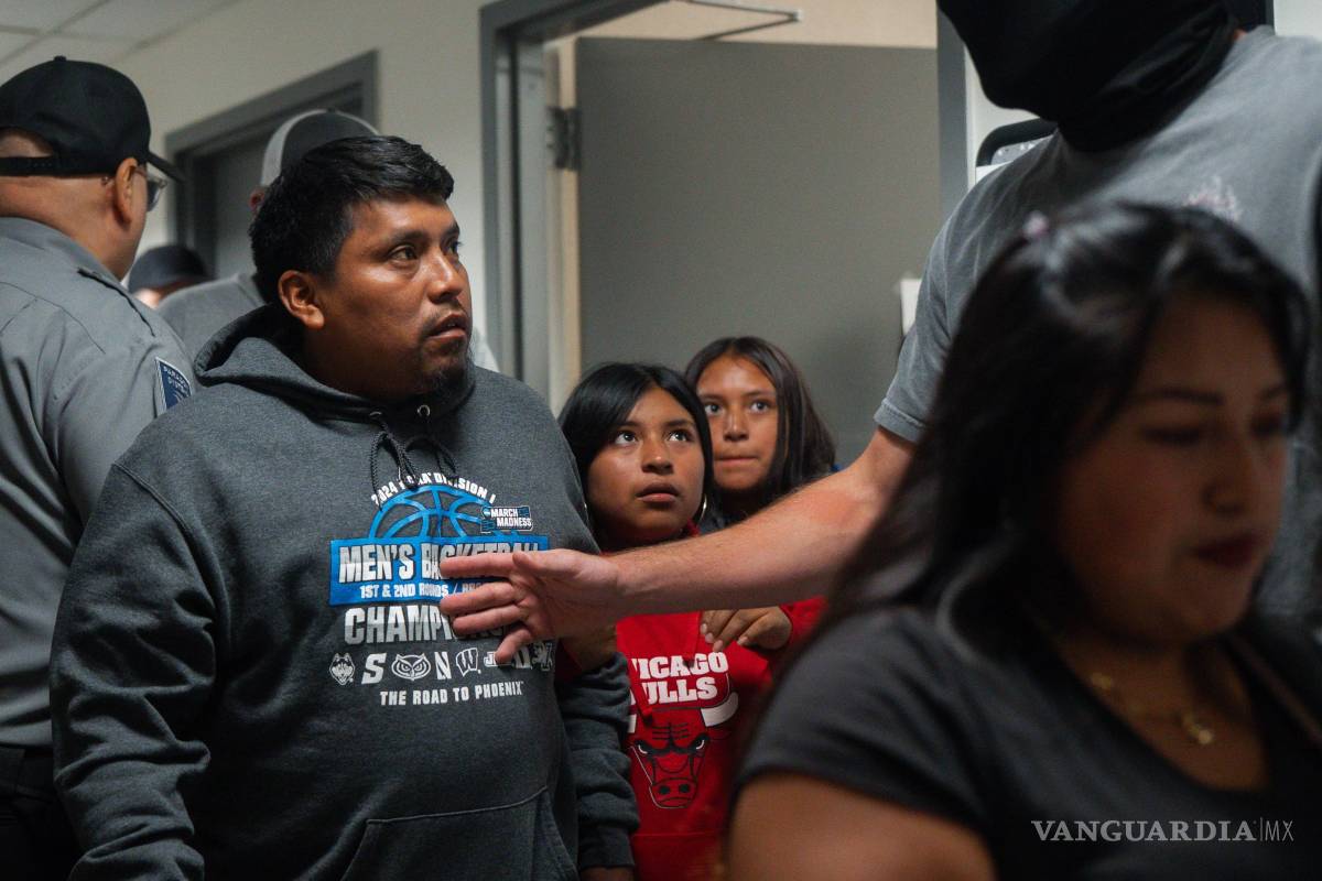 $!Luis, un solicitante de asilo de Ecuador y padre de tres hijos, es detenido por agentes federales al salir de una sala de audiencias de inmigración.