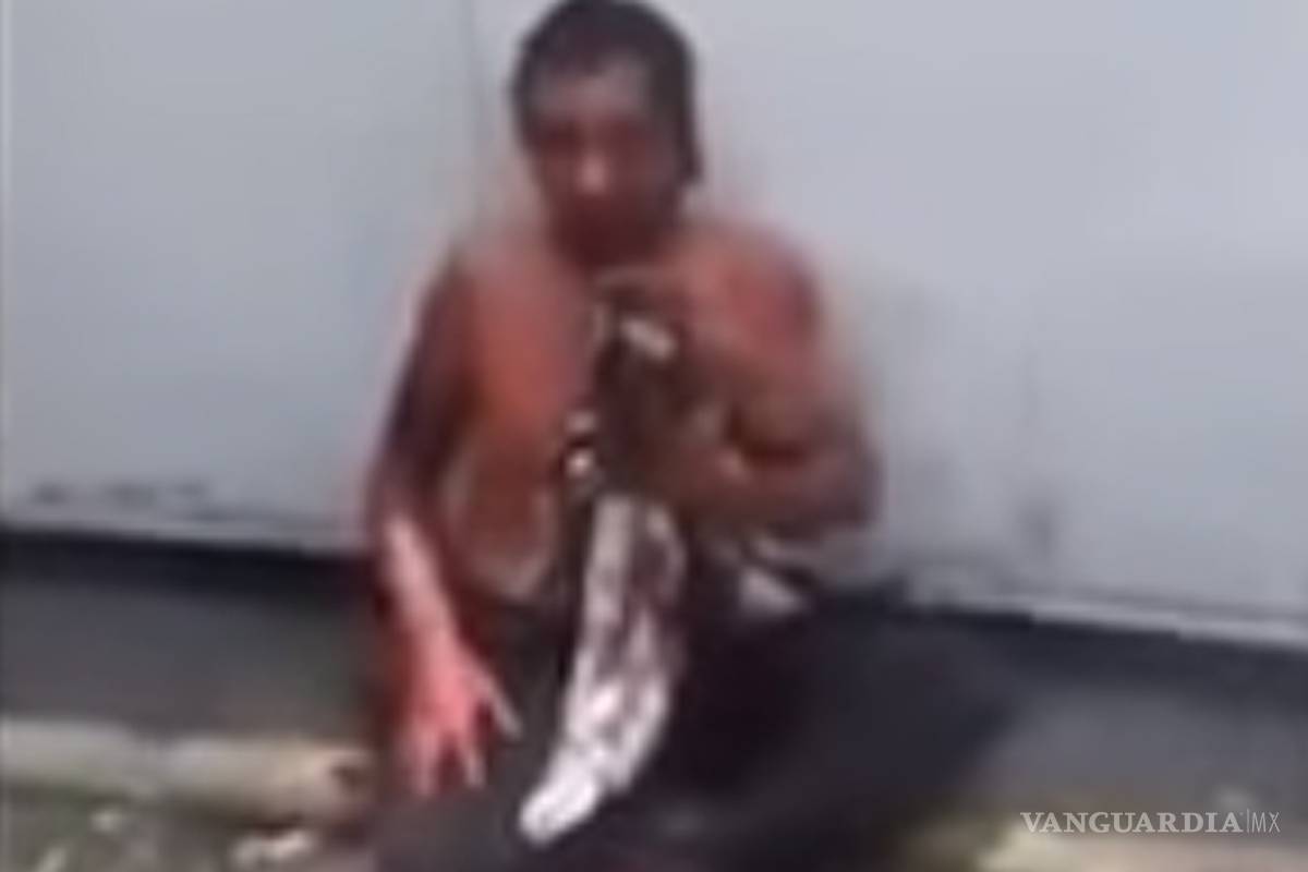 Golpean brutalmente a un hombre por "manosear" a mujer en el metro de la CDMX (VIDEO)