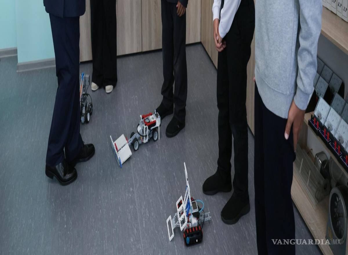 $!El presidente ruso, Vladímir Putin (izq.), visita la escuela secundaria que lleva el nombre del Héroe de Rusia Eduard Norpólov en Kurilsk, región de Sajalín, Rusia.