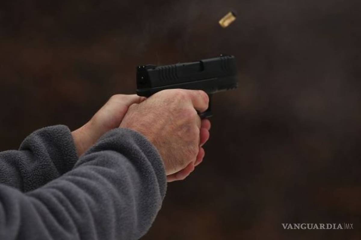 De auto le disparan y le dan tres balazos