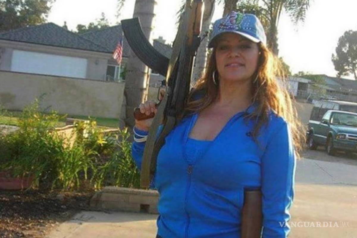 La polémica foto de Jenni Rivera con un par de rifles AK-47 y el supuesto atentado por cárteles de la droga
