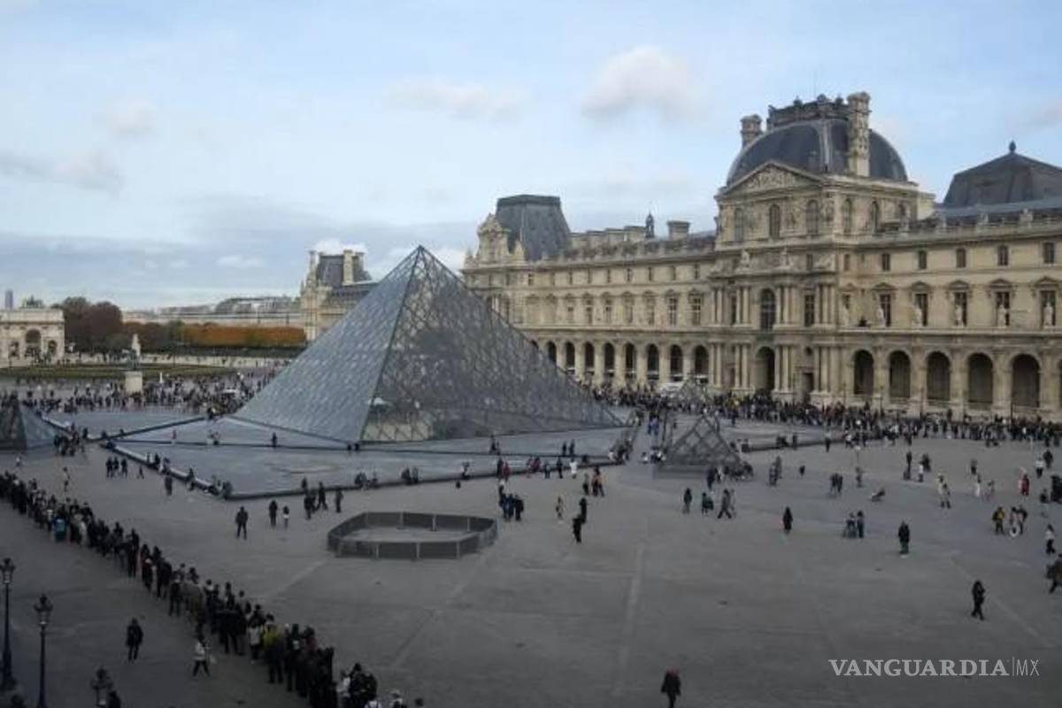 Directora del Louvre reconoce un ‘terrible fracaso’ tras el robo de joyas y ofrece su dimisión