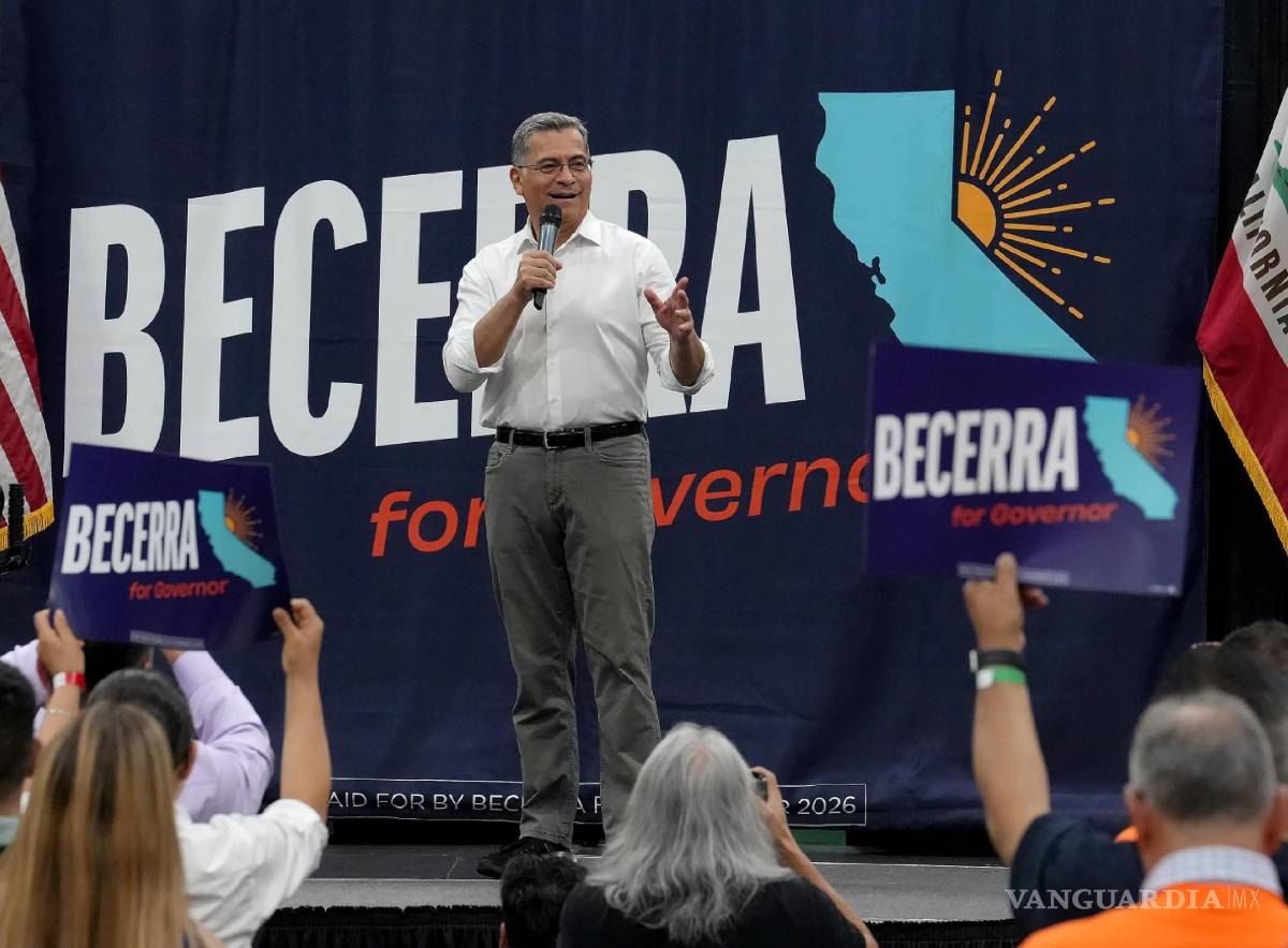 $!El candidato demócrata a gobernador de California, Xavier Becerra participa en una reunión pública en Sacramento el lunes 11 de mayo de 2026.