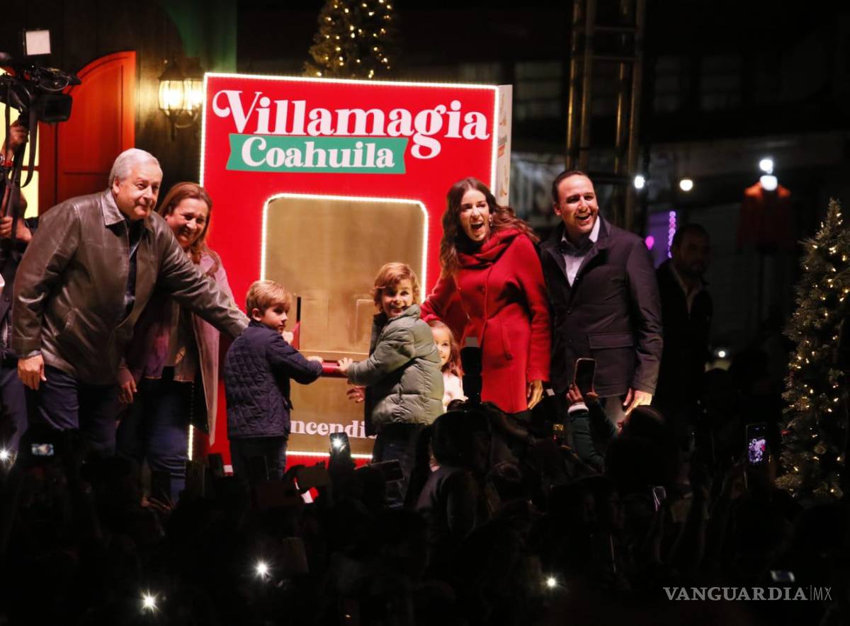 $!El gobernador Manolo Jiménez y su familia encendieron el pino, acompañados del alcalde José María Fraustro.