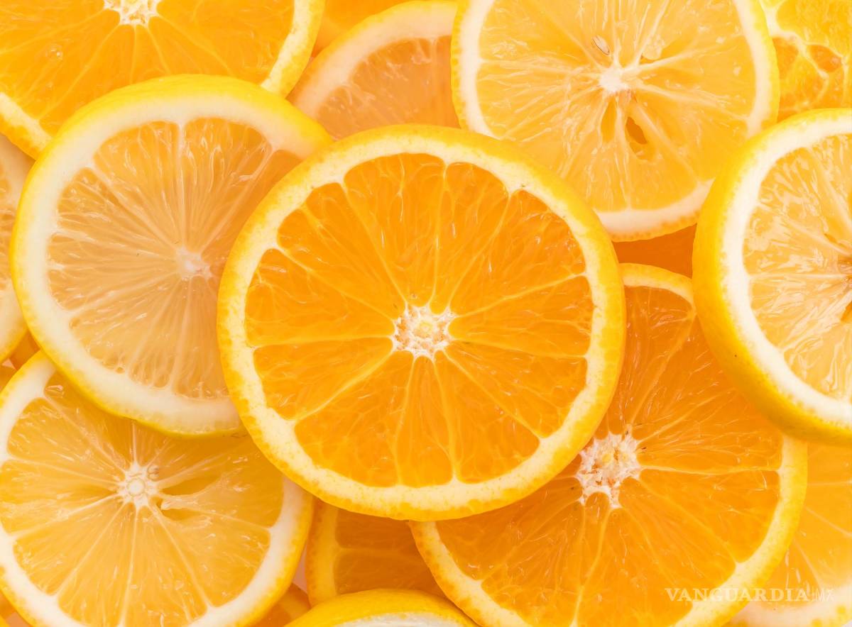 $!Frota la cáscara de naranja sobre grifos y electrodomésticos de metal para eliminar las manchas de agua.