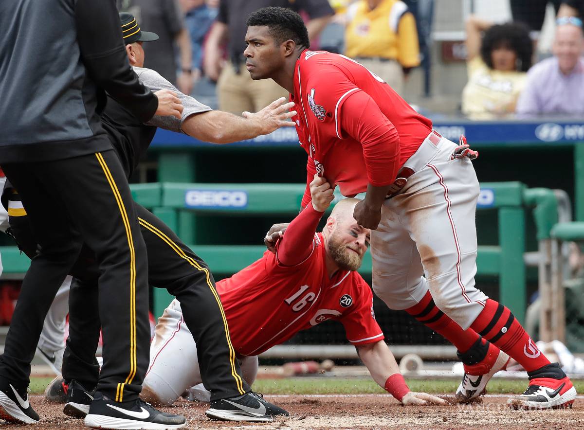 $!En pelea campal entre Piratas y Rojos, Yasiel Puig y otros cuatro peloteros más salen expulsados