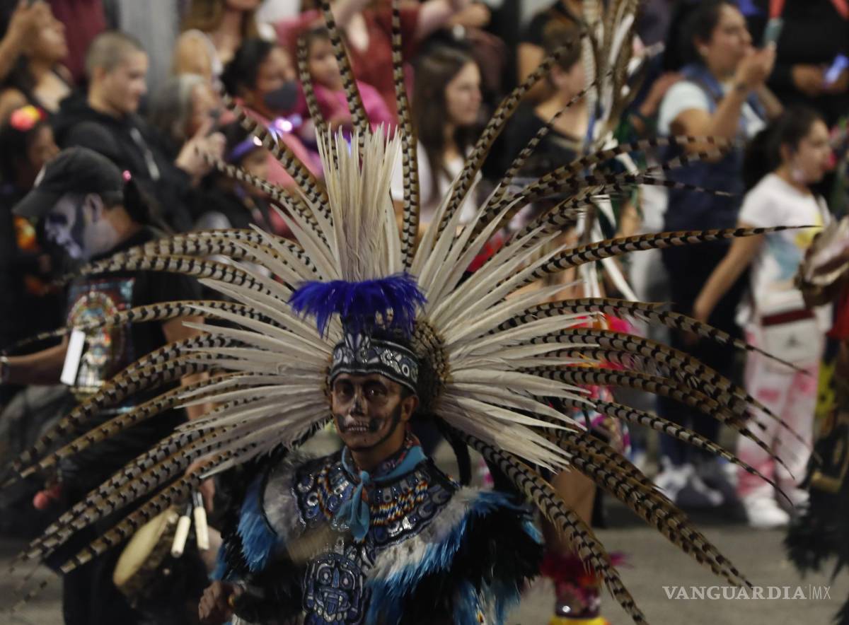 $!Decenas de personas participan en un desfile de catrinas en Ciudad de México (México).