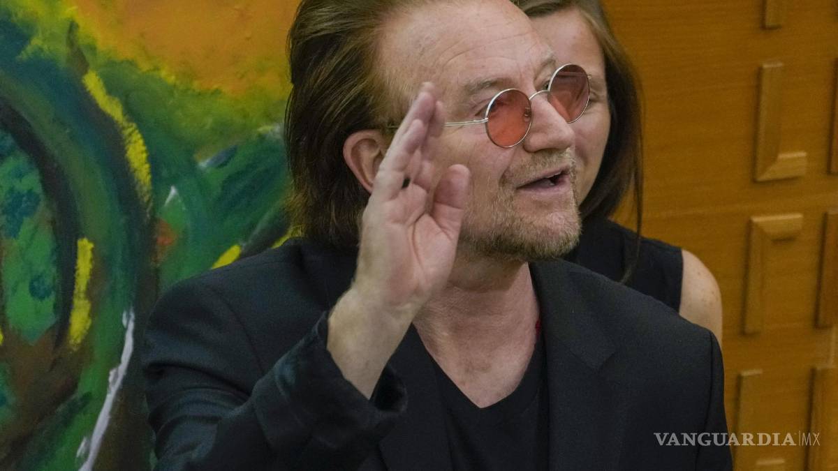 Bono, líder de U2, aplaude el programa educativo lanzado por el papa Francisco