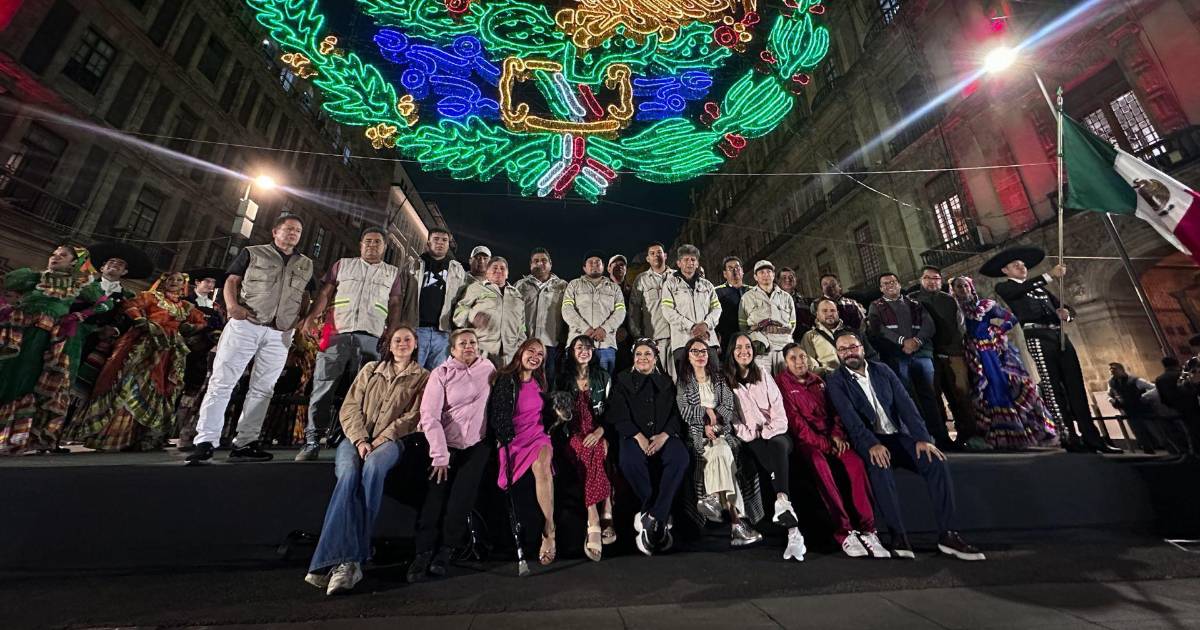 Encienden alumbrado por fiestas patrias en el Zócalo de la Ciudad de México