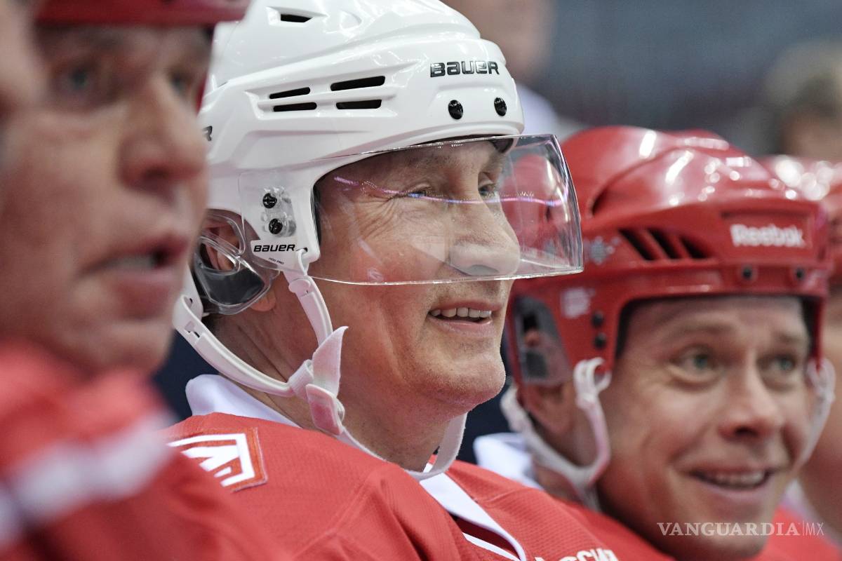 Vladimir Putin se roba los reflectores al marcar cinco goles en juego de hockey