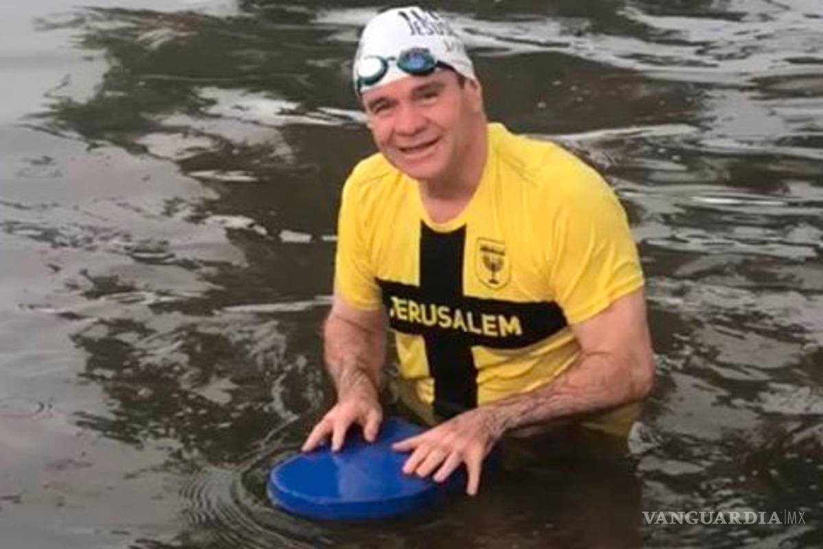 Vuelve a nadar en el Campestre de Torreón e invita a ciudadanos a que vigilen al gobierno
