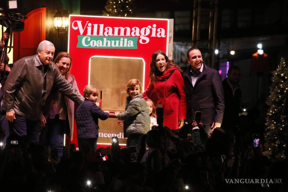 $!El gobernador Manolo Jiménez y su familia encendieron el pino, acompañados del alcalde José María Fraustro.