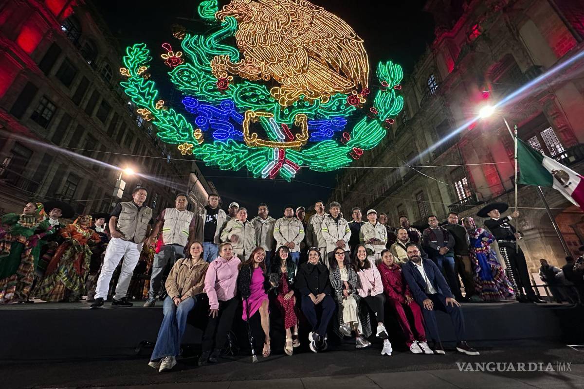 Encienden alumbrado por fiestas patrias en el Zócalo de la Ciudad de México