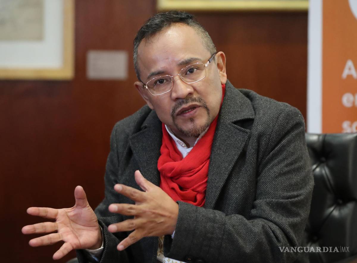 $!El presidente de la Red Mexicana de Personas que viven con VIH/SIDA, Javier Martínez habla durante la rueda de prensa realizada en el Museo Franz Mayer.