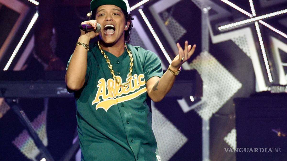 Dona Bruno Mars 1 mdd a víctimas de agua contaminada en EU