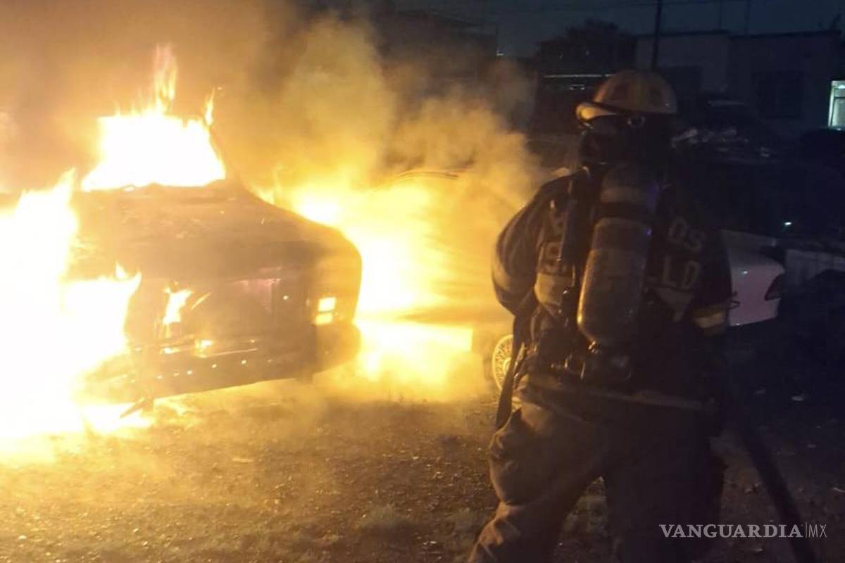 Arrasa incendio con camioneta y la deja en pérdida total; bomberos de Saltillo desconocen causas