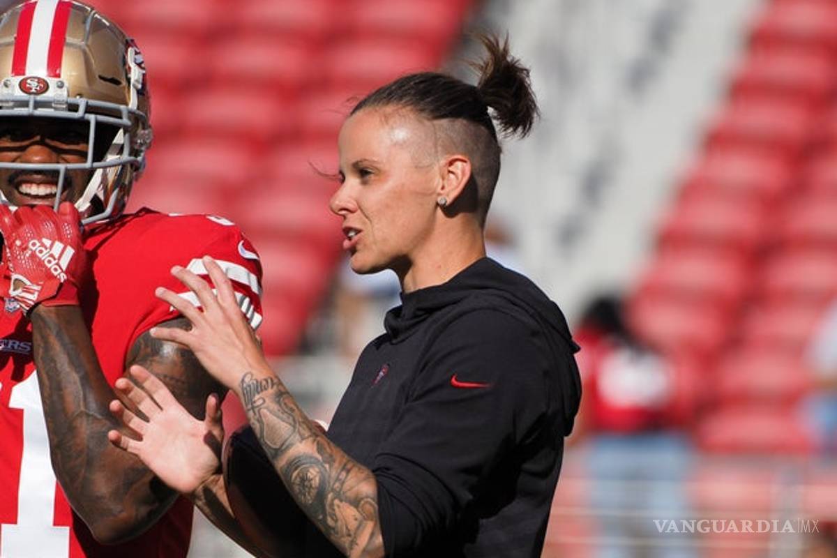 Ella es Katie Sowers, la primera mujer entrenadora que disputará un Super Bowl