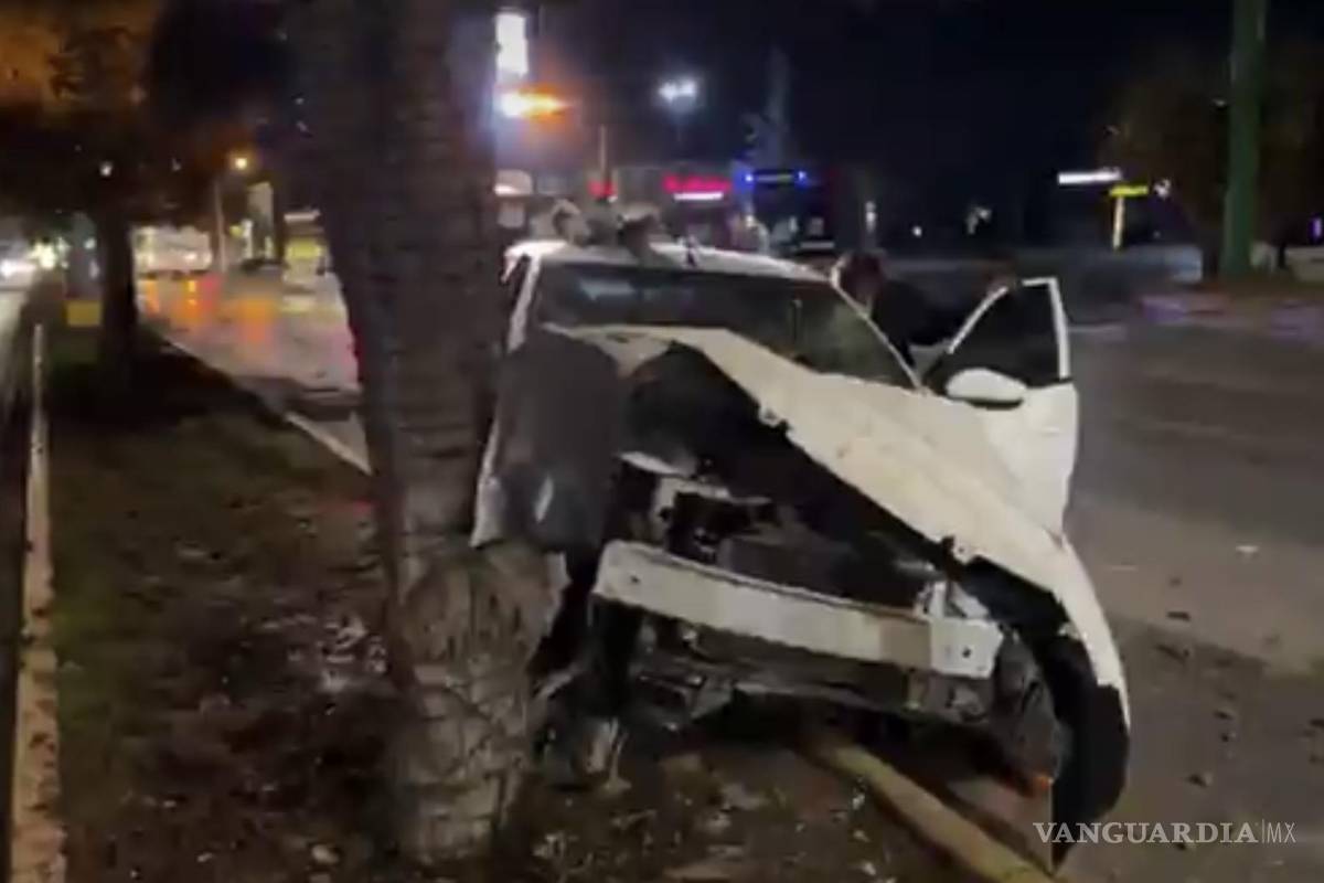 Joven choca contra árbol en principal bulevar de Saltillo, paramédicos descartan lesiones de gravedad
