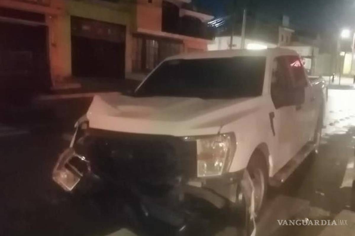 Roba camioneta con violencia y la choca, en Saltillo