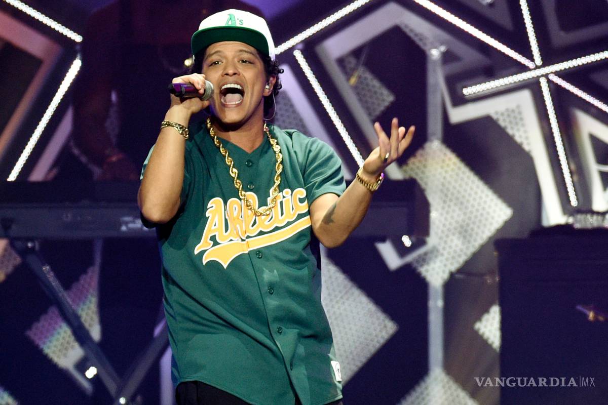 Dona Bruno Mars 1 mdd a víctimas de agua contaminada en EU