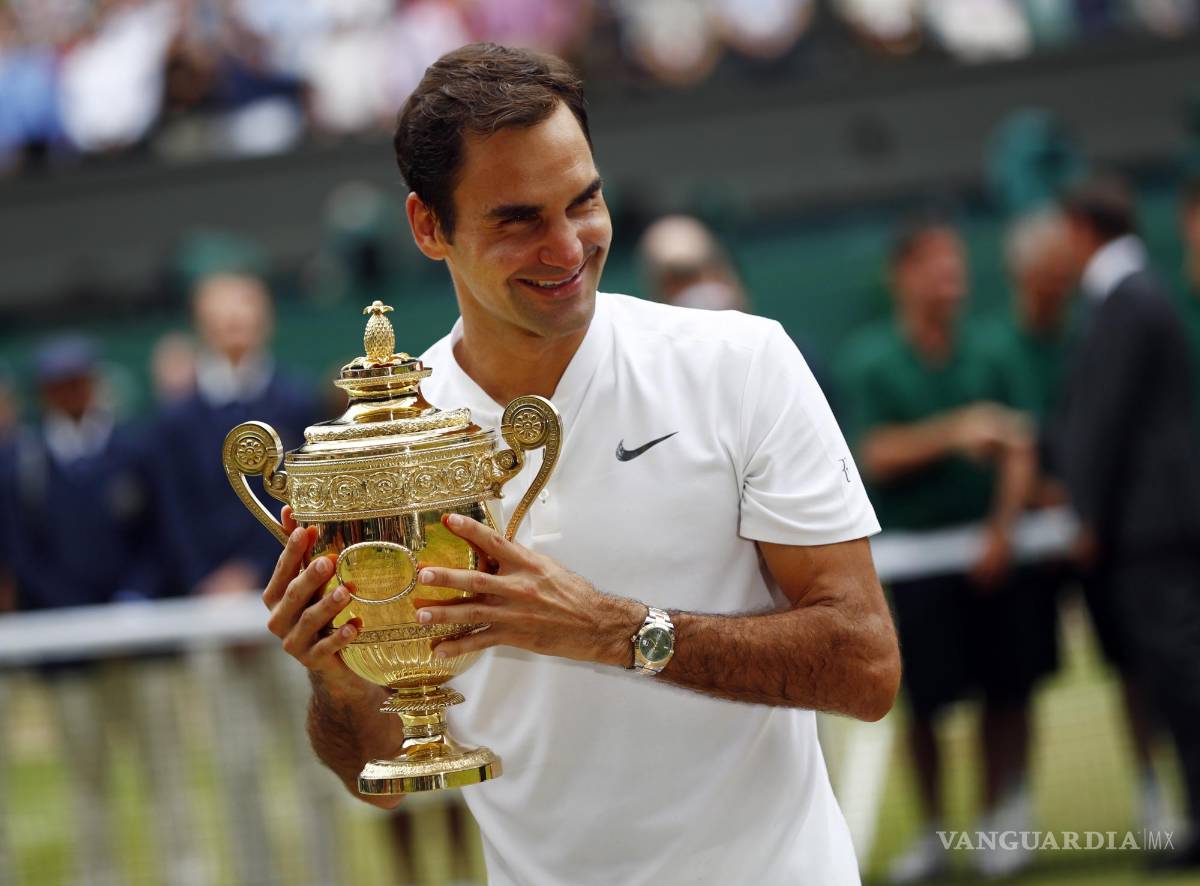$!Roger Federer sostiene el trofeo luego de su victoria sobre Marin Cilic en la final del Campeonato de Wimbledon el 16 de julio de 2017.