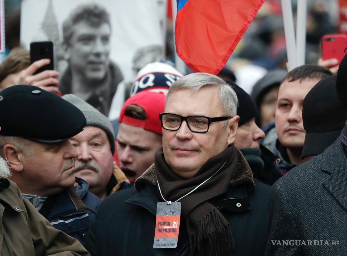 $!El ex primer ministro ruso y líder opositor Mikhail Kasyanov, en el centro, asiste a una marcha en memoria del líder opositor Boris Nemtsov en Moscú, Rusia.