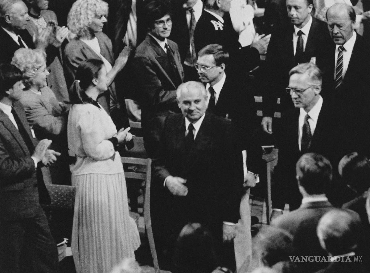 $!El presidente soviético Mikhail Gorbachev recibe el aplauso de la audiencia cuando ingresa para pronunciar su conferencia del Nobel de la Paz, el 5 de junio de 1991.
