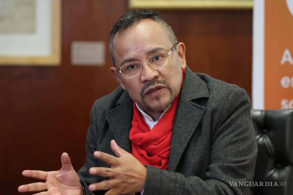 $!El presidente de la Red Mexicana de Personas que viven con VIH/SIDA, Javier Martínez habla durante la rueda de prensa realizada en el Museo Franz Mayer.