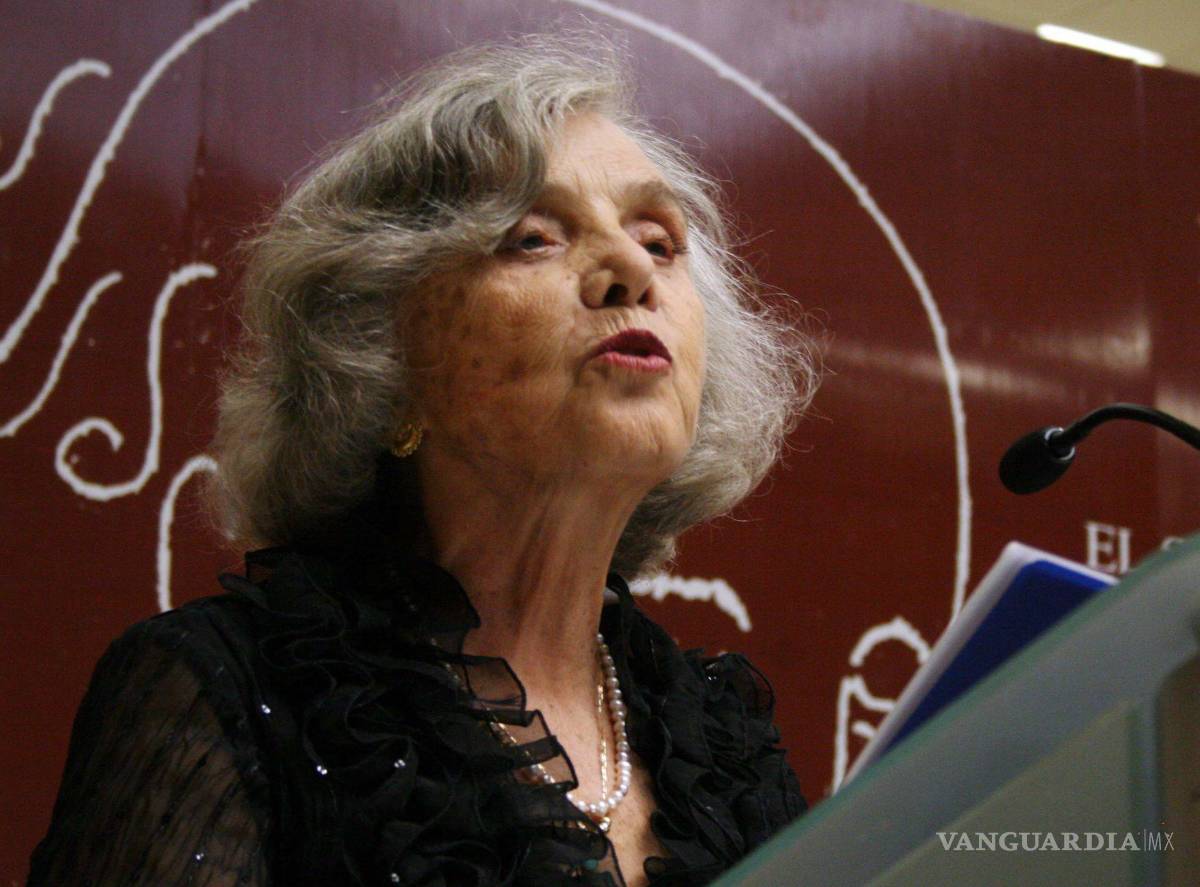 $!26SEPTIEMBRE2007. Elena Poniatowska en una conferencia en la inauguración de la exposicion de cariaturas en homenaje a Alfonso Reyes en Nuevo León.