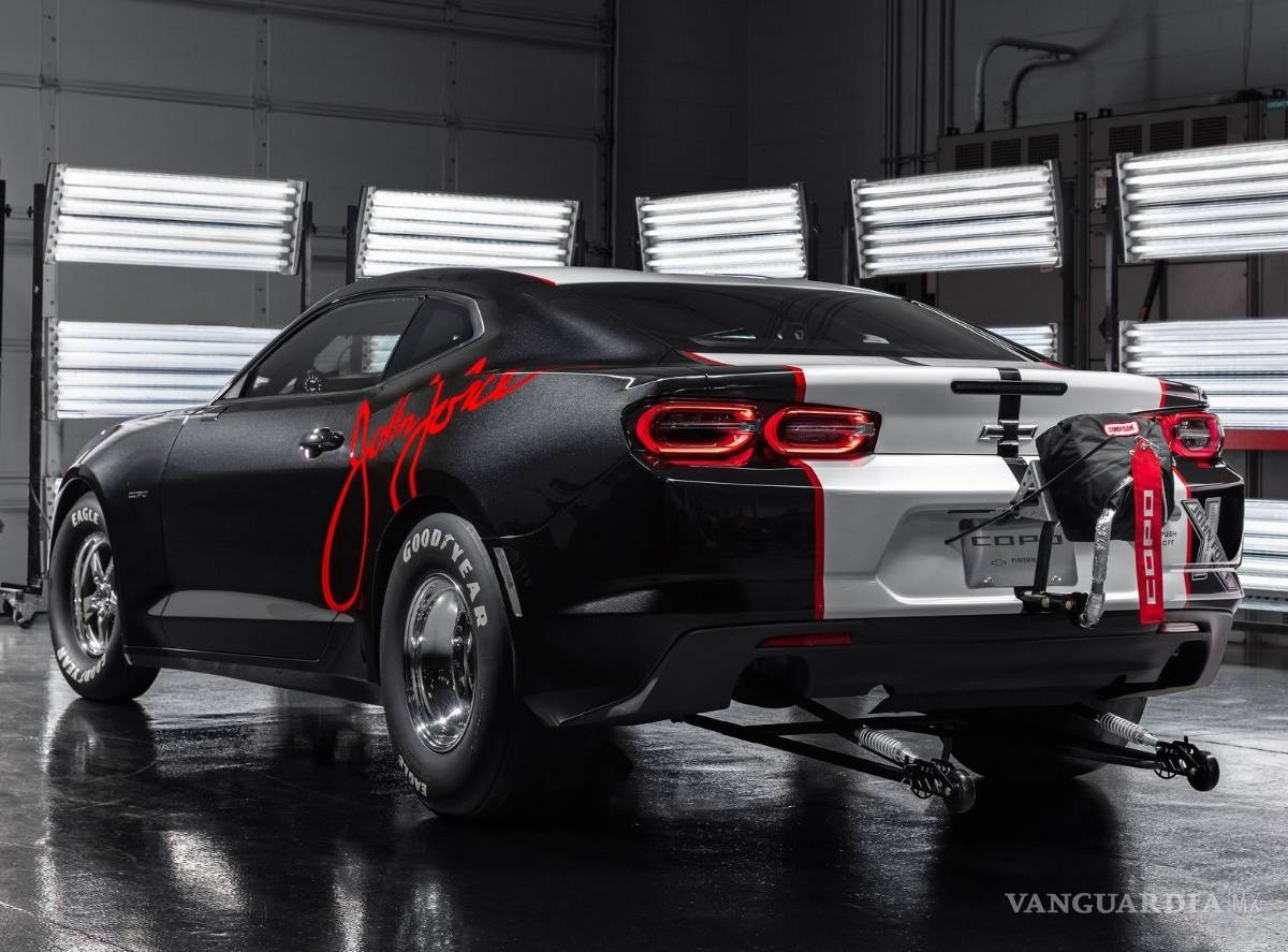 $!Chevrolet COPO Camaro John Force Edition 2020, un muscle car único
