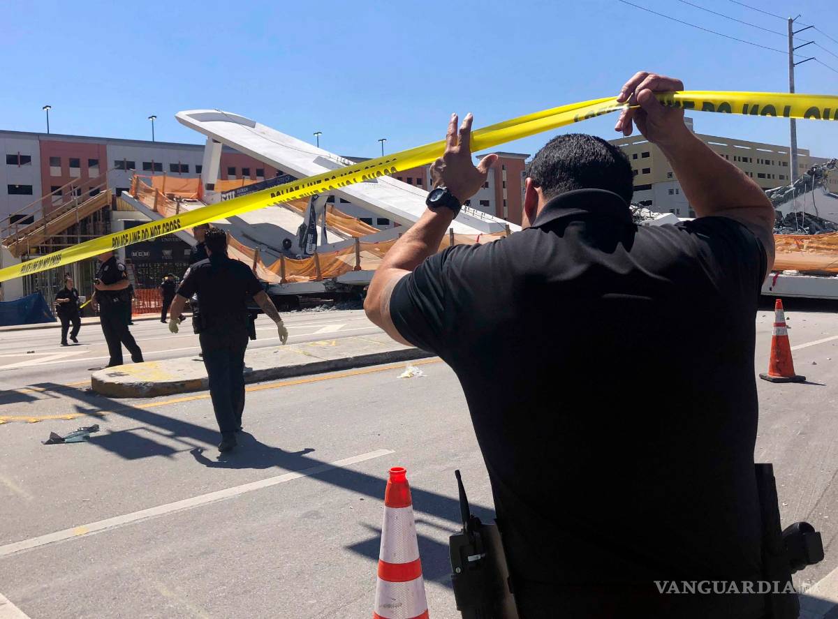 $!Confirman cuatro muertos por derrumbe de puente peatonal en Miami