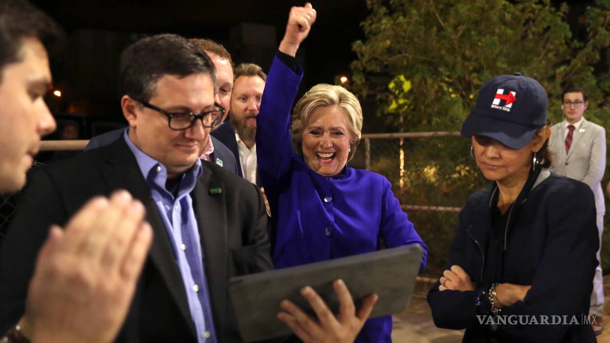 Hillary Clinton celebra título de los cachorros tras 108 años de sequía
