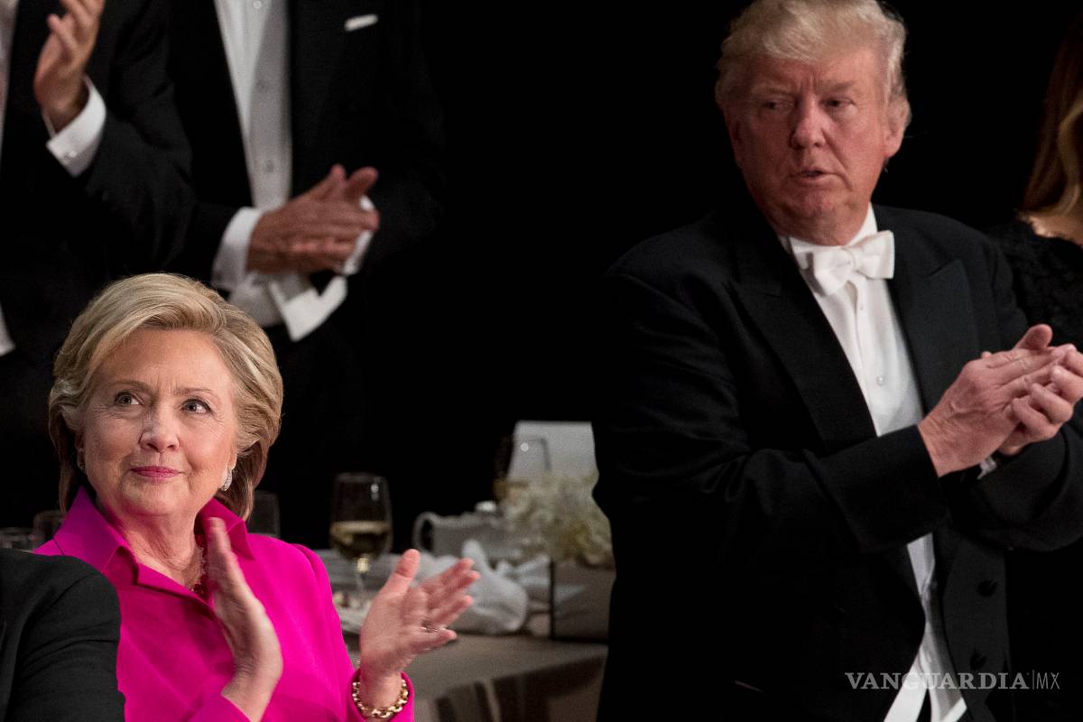 Clinton y Trump intercambian bromas y comentarios ácidos en cena de caridad