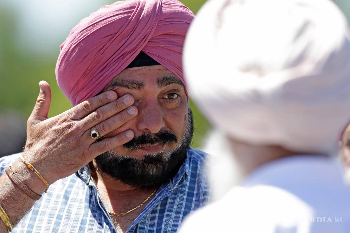 $!Un hombre se seca las lágrimas afuera del templo sij en Oak Creek, Wisconsin, donde tuvo lugar un tiroteo el domingo 5 de agosto de 2012.